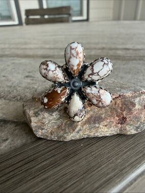 White Buffalo Turquoize Flower Ring
